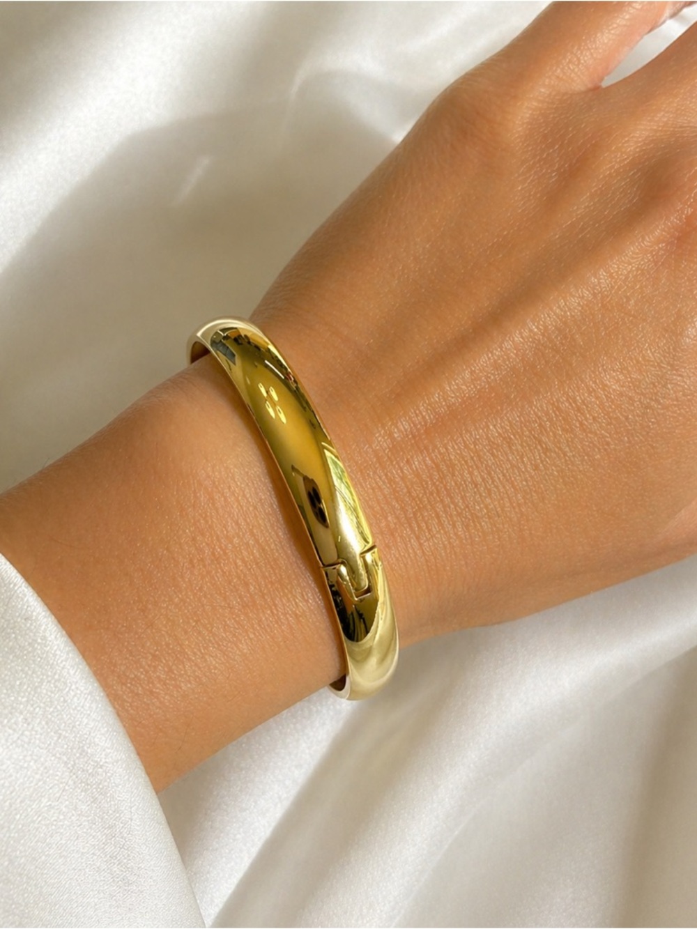 18K Gold Plated Hinged Round Bangle Bracelet 64mm 8mm Wide Stackable Women Gift